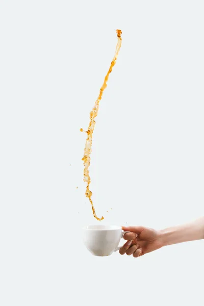 Частичный Вид Руки Держа Чашку Кофе Брызг Изолированные Белом — стоковое фото