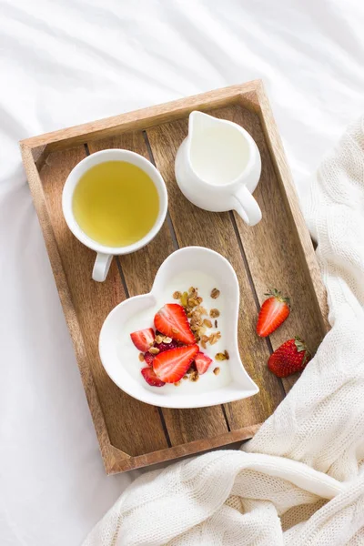 Романтический завтрак в постель. Йогурт с мюсли и клубника i — стоковое фото