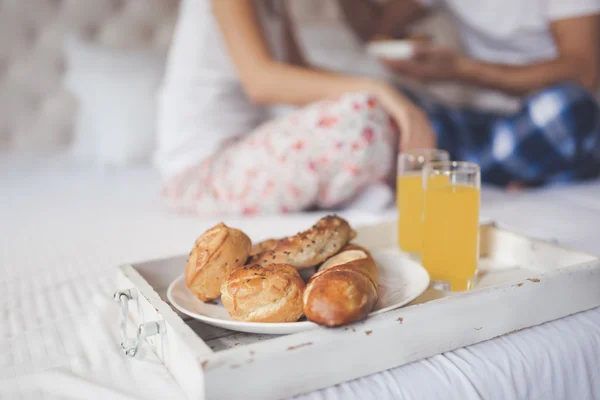 Романтическая пара, имея Завтрак в постели — стоковое фото