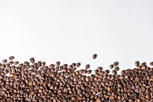 Жареные кофейные зерна — стоковое фото
