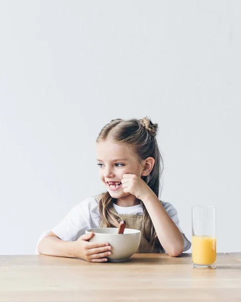 Счастливый Маленькая Школьница Чашей Завтрак Апельсиновый Сок Изолированные Белом — стоковое фото