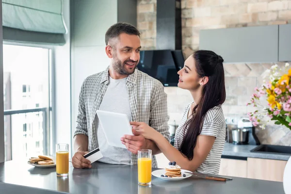 Smiling Couple Tablet Counter Homemade Breakfast Kitchen — стоковое фото