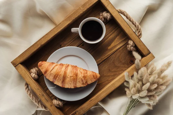 Top View Coffee Croissant Tray Lagurus Ovatus Bouquet Beige Cloth — стоковое фото