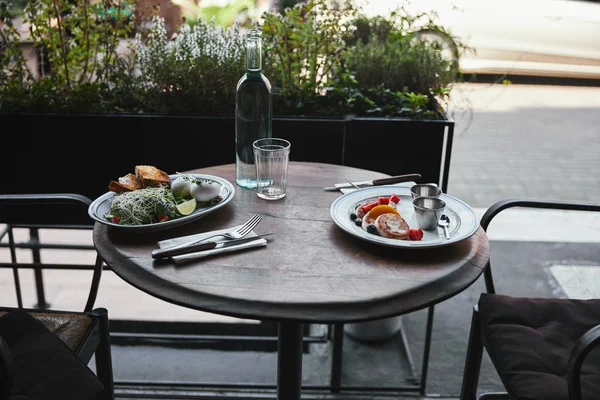 Delicious Syrniki Salad Water Bottle Table Restaurant — стоковое фото
