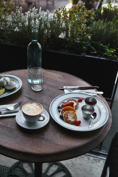Syrniki Coffee Salad Wooden Table Restaurant — стоковое фото