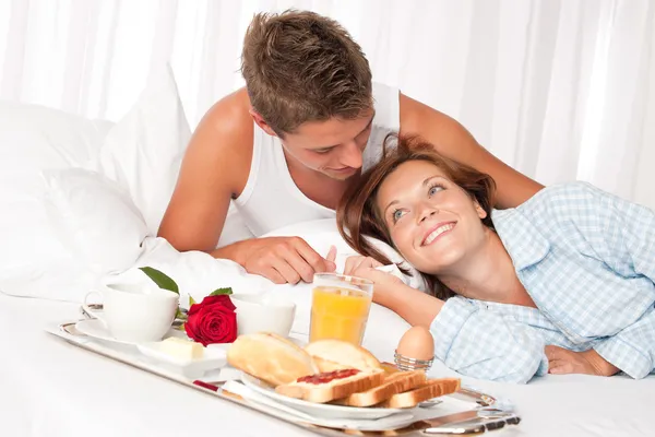 Молодая пара улыбаясь, роскошный завтрак — стоковое фото