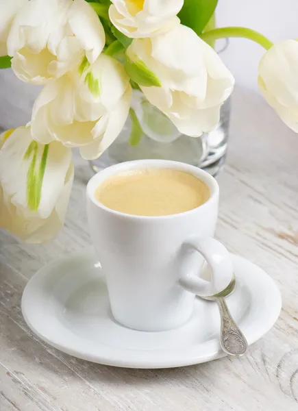Кофе и весенние цветы Стоковое Изображение