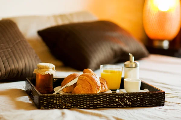 Завтрак в спальне — стоковое фото