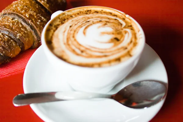 Кофе со взбитыми сливками и круассан — стоковое фото